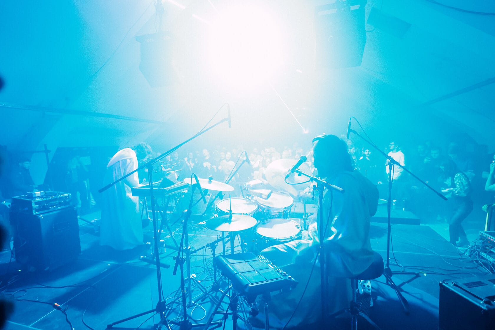 Сцена в синем свете, барабаны и клавиши, Changeover Festival 2025, Белград