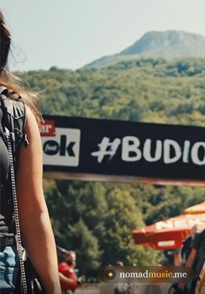 Баннер #BudiOK на фестивале OK Fest на фоне гор, Тьентиште