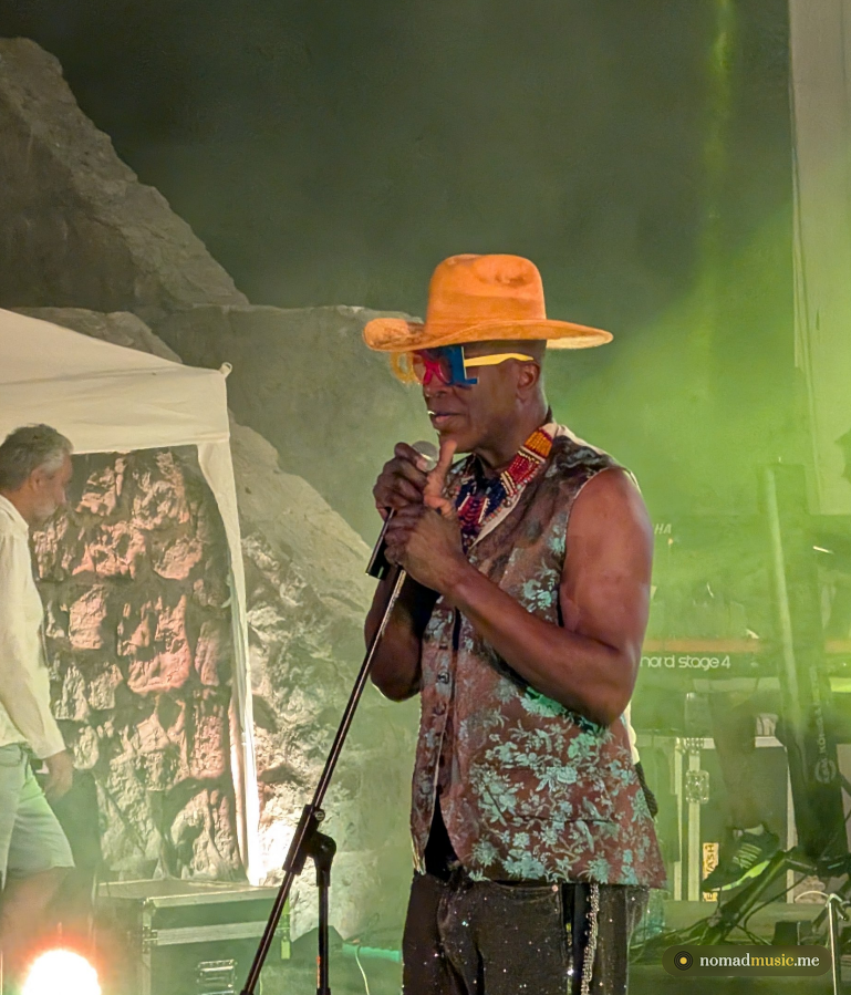 Eek-A-Mouse в очках COOL и оранжевой шляпе на сцене Roots Revival Fest