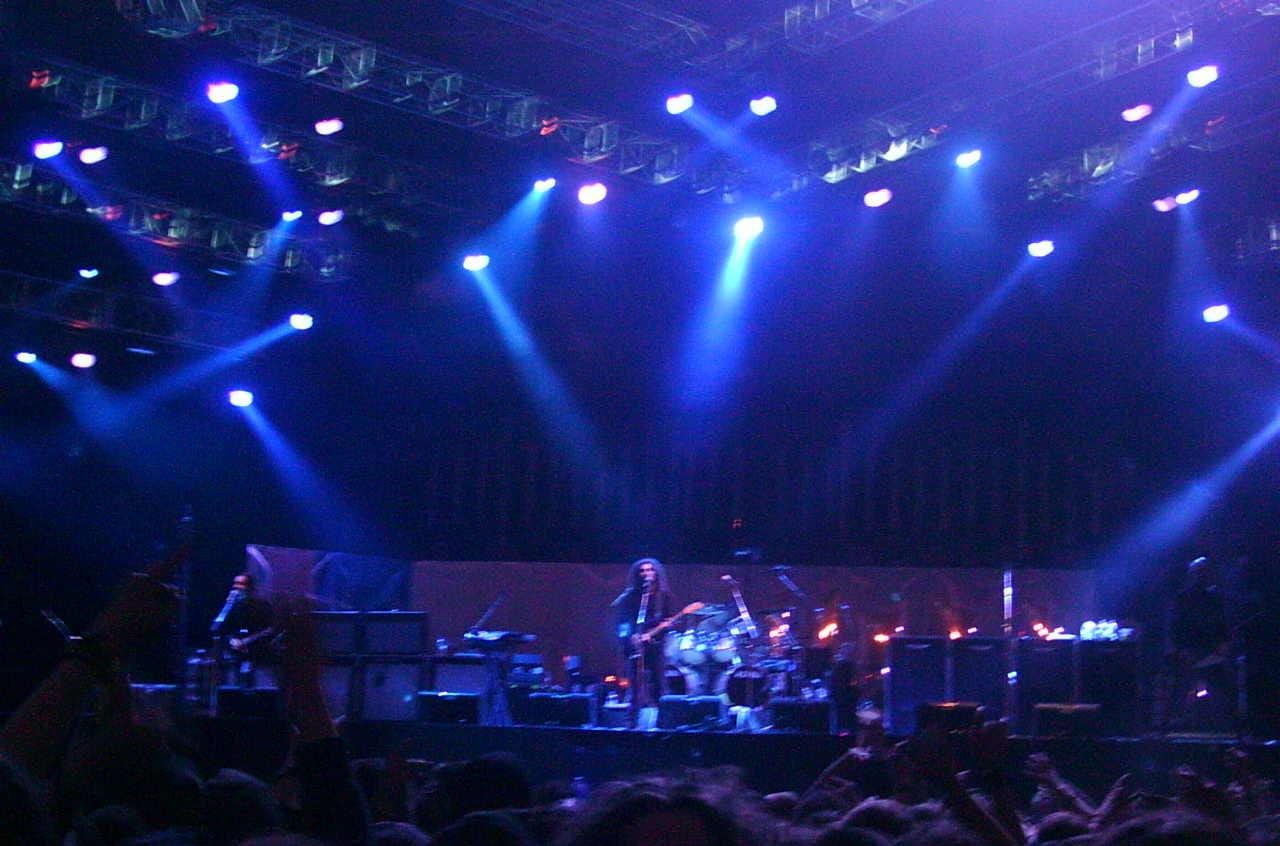 System of a Down на сцене Download Festival 2005 в синем свете
