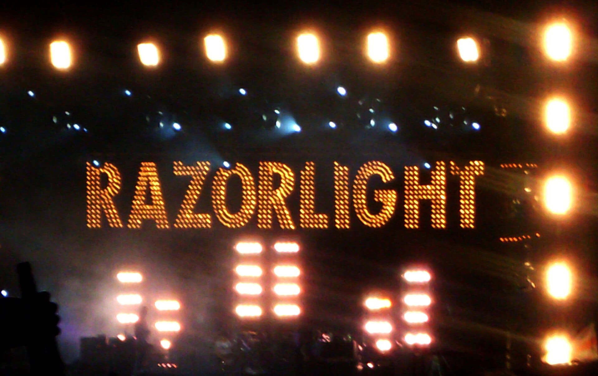 Светящаяся надпись Razorlight над сценой Isle of Wight Festival 2009