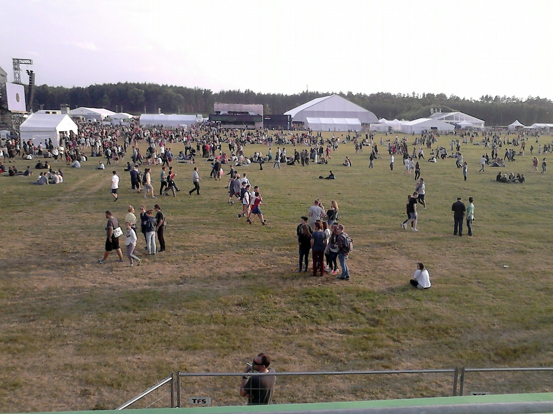 Поле аэродрома Косаково на Opener 2013: сцена и зрители на траве