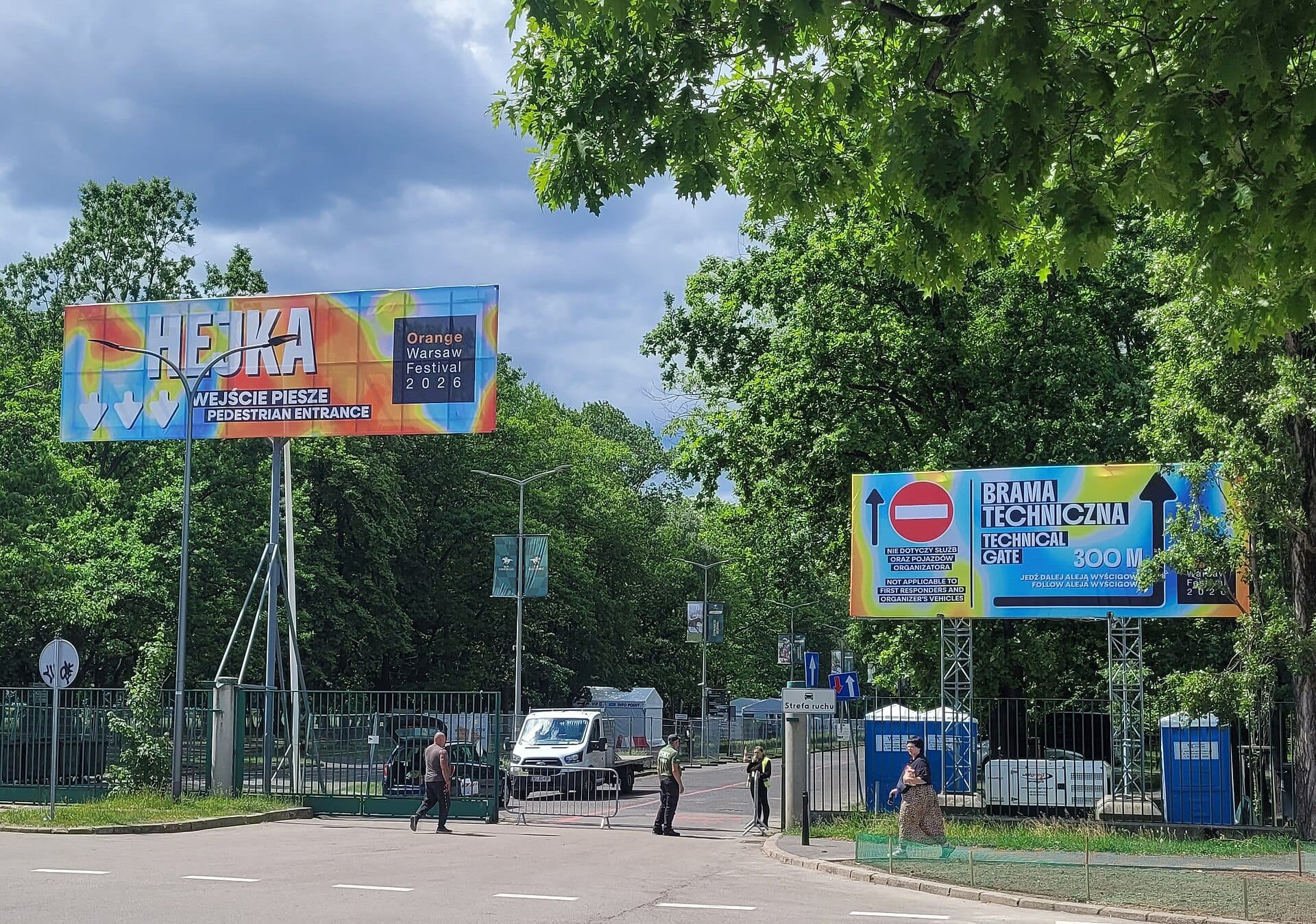 Пешеходный вход Orange Warsaw Festival 2026 с баннером HEJKA