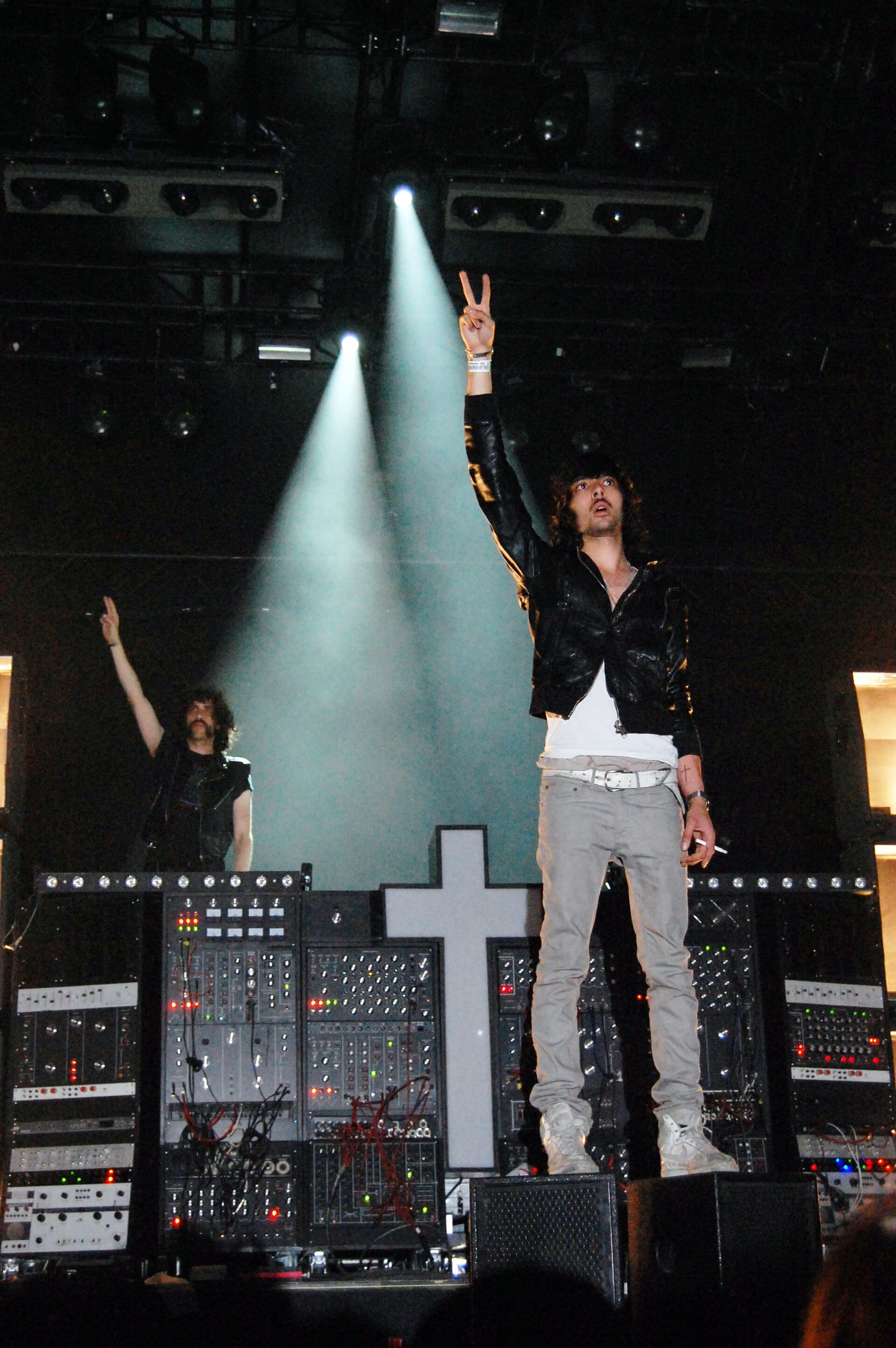 Justice за пультом с крестом на сцене Rock Werchter 2008