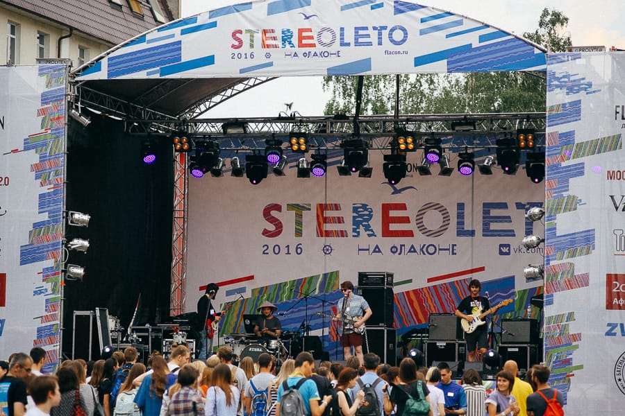 Сцена Stereoleto 2016 на Флаконе, толпа перед сценой
