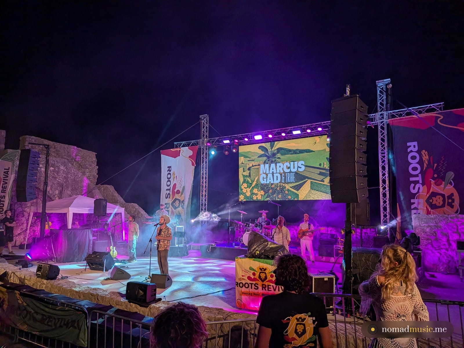 Marcus Gad & Tribe на сцене Roots Revival Fest в крепости Херцег-Нови ночью