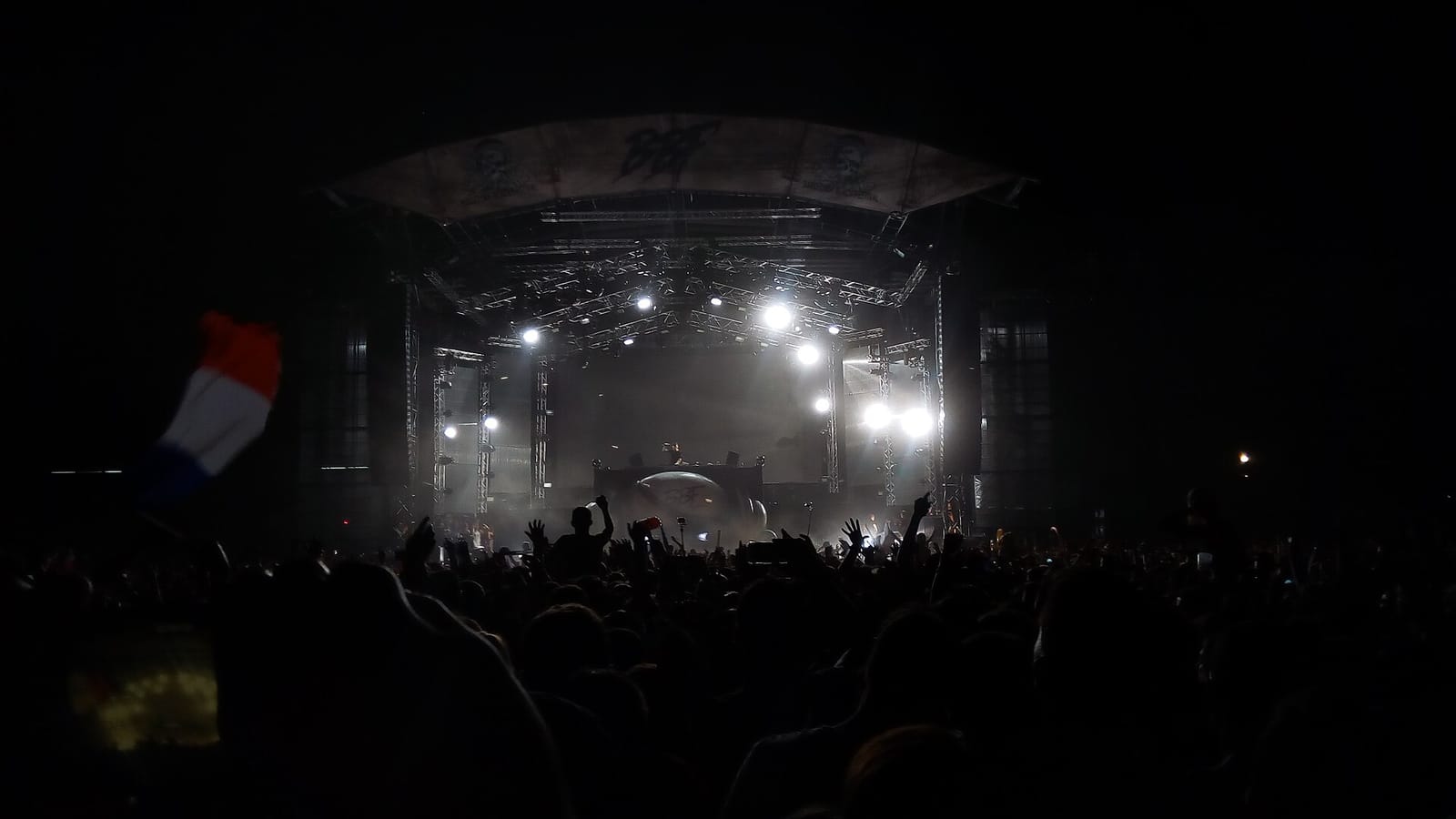 Ночная сцена Barcelona Beach Festival 2016: сет Мартина Гаррикса, толпа с французским флагом