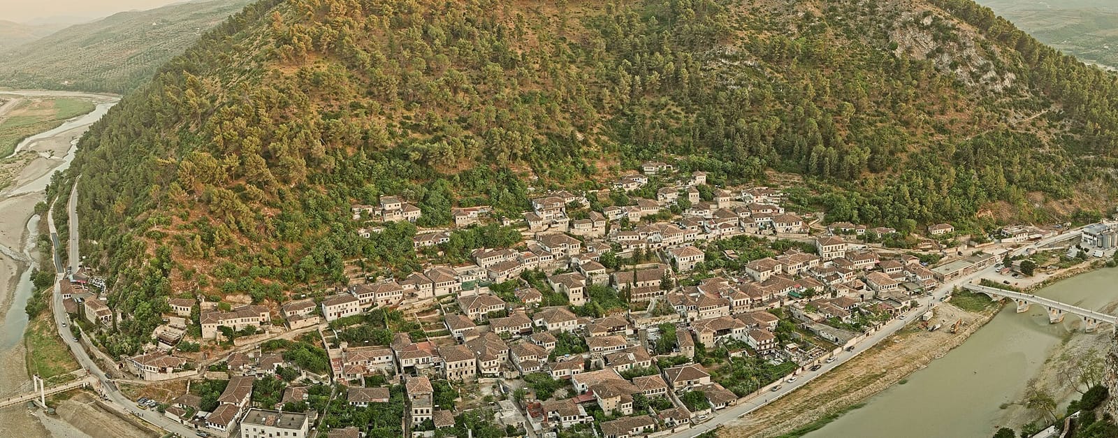 Панорама старого Берата с крепости: черепичные крыши и река Осум