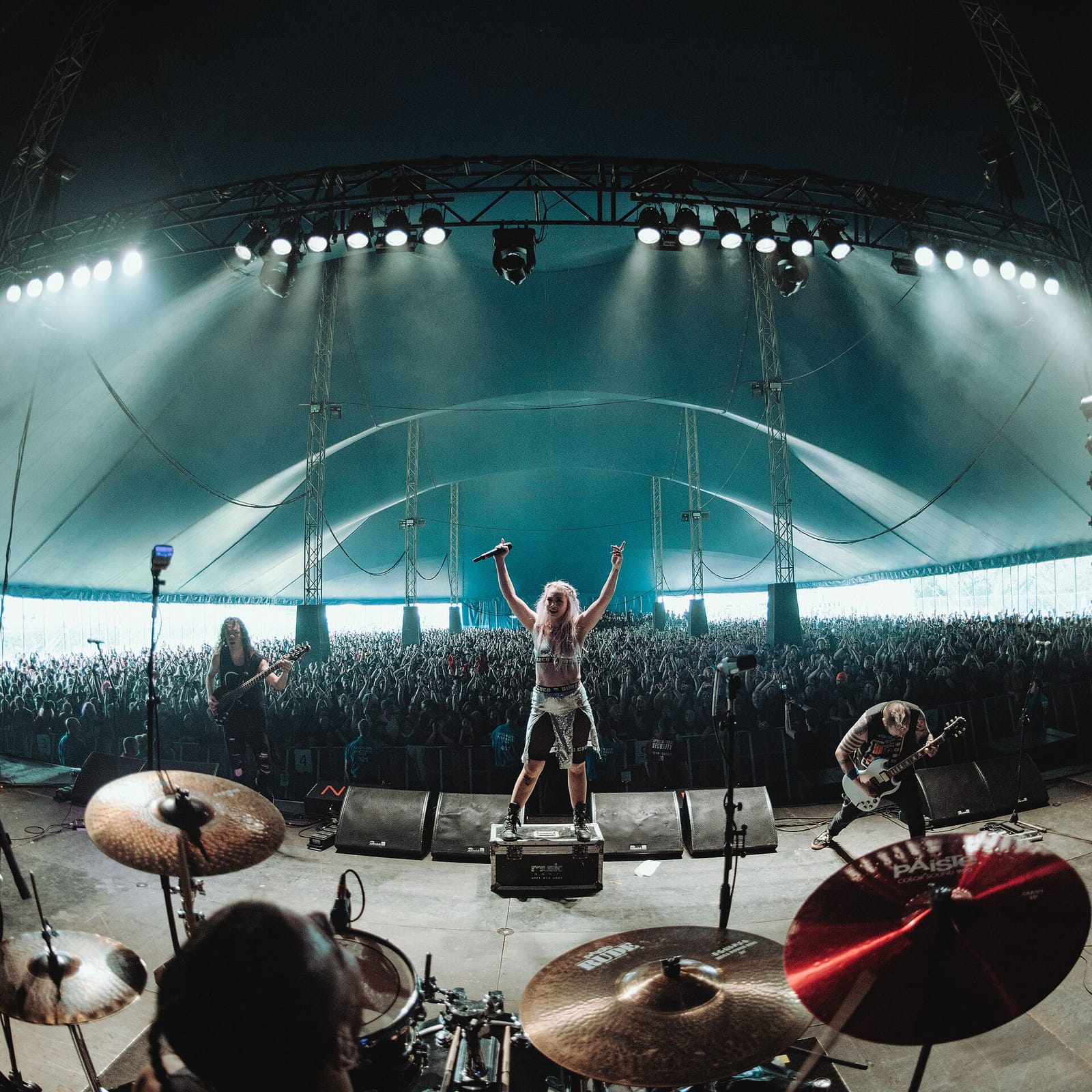 Вид со сцены сквозь барабаны на переполненный шатёр Download Festival 2019