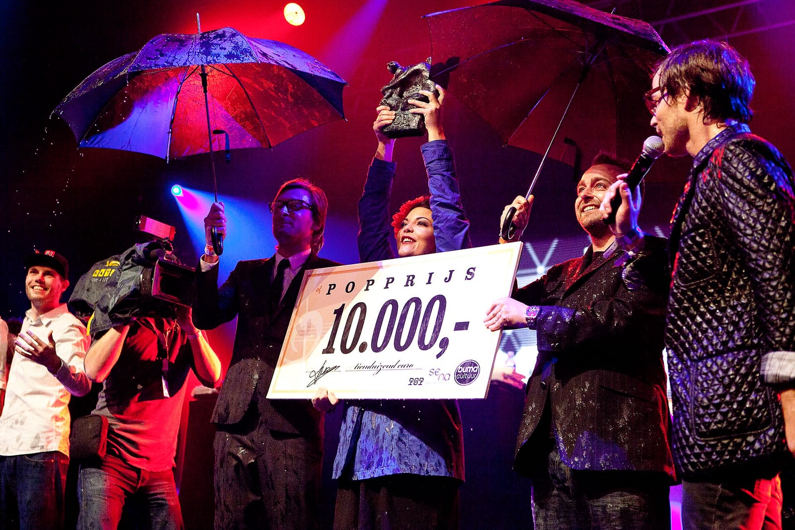 Каро Эмеральд с наградой и чеком Popprijs на сцене Noorderslag 2011 под зонтами