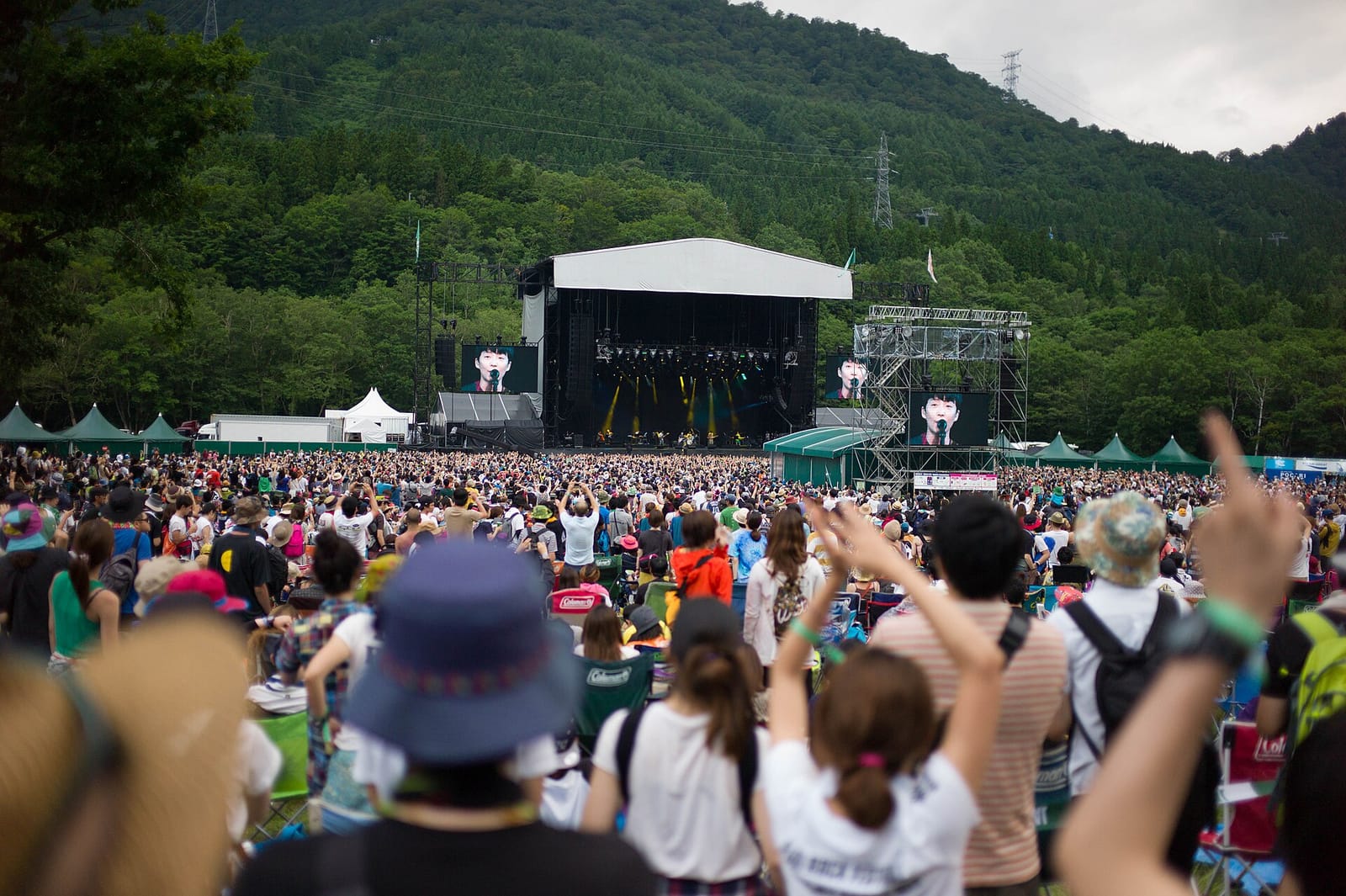 Green Stage Fuji Rock 2015: толпа перед сценой, вокруг лесистые горы Наэбы