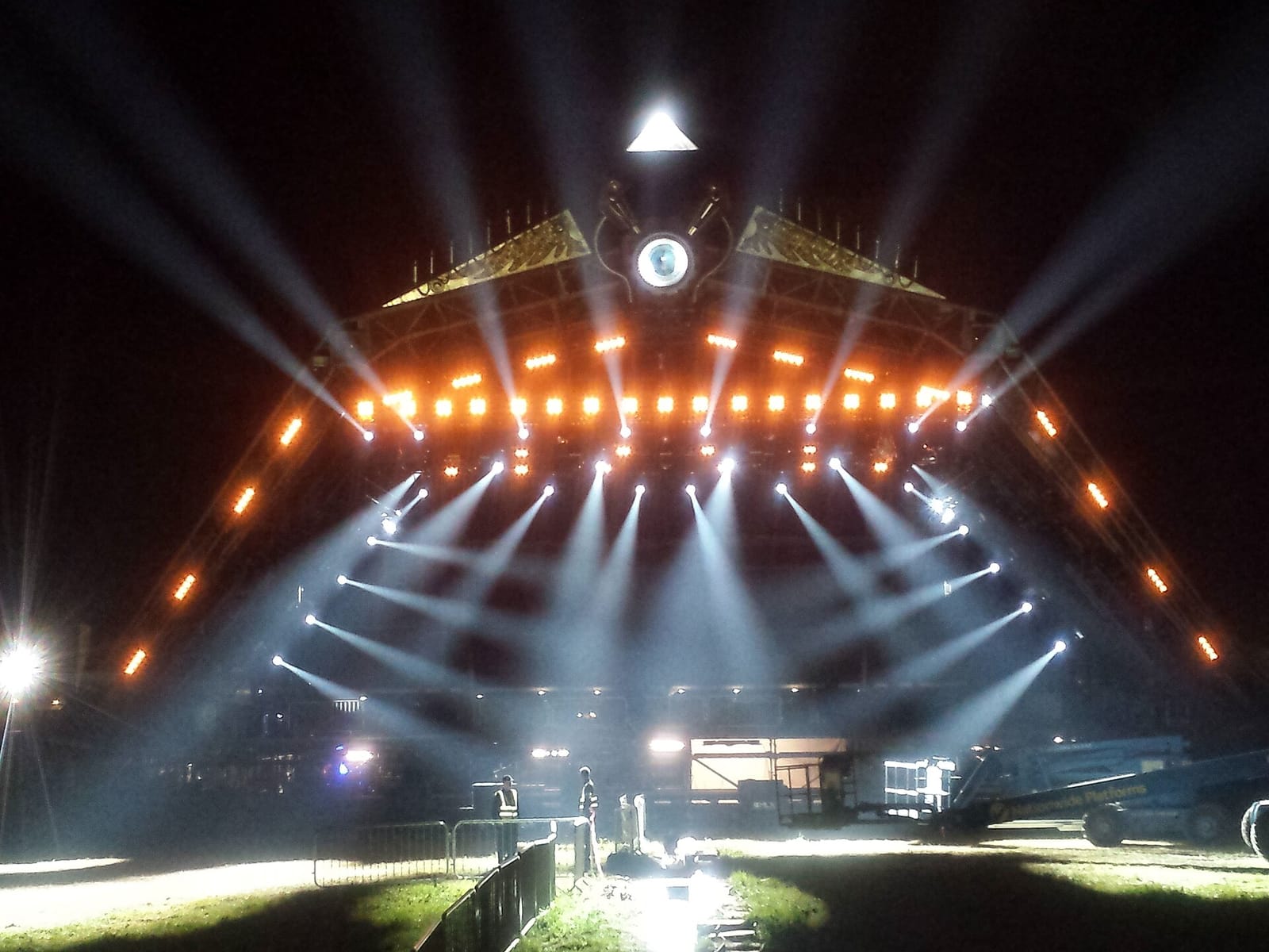 Pyramid Stage Гластонбери ночью в лучах прожекторов