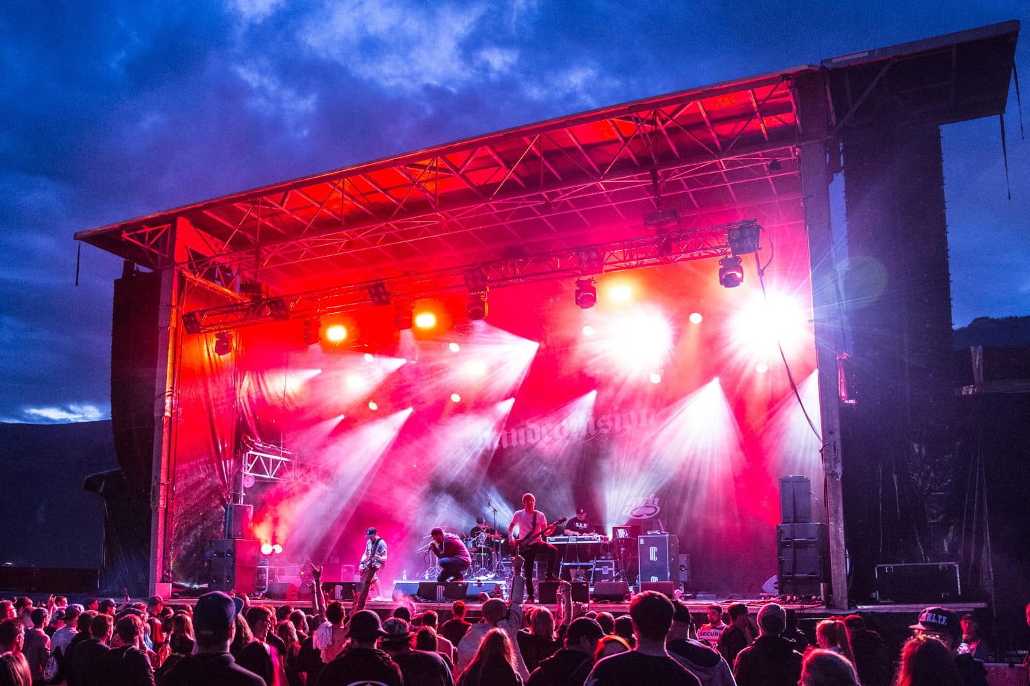 Сцена Greenfield Festival 2016 в красном свете на фоне сумеречных Альп