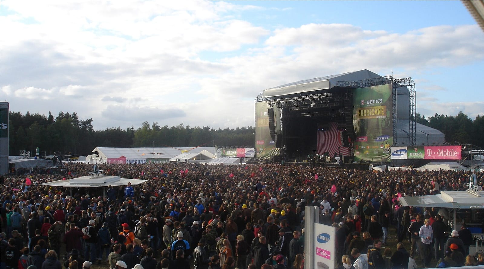 Главная сцена Hurricane Festival и море зрителей под облачным небом