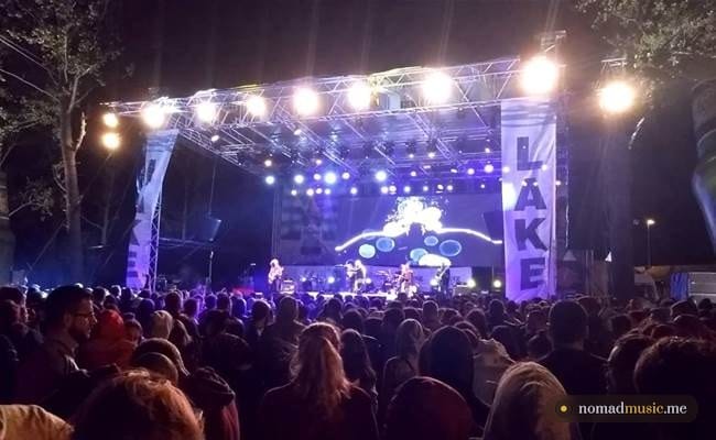Пляж Крупачкого озера под Никшичем: галька, купающиеся, горы на горизонте