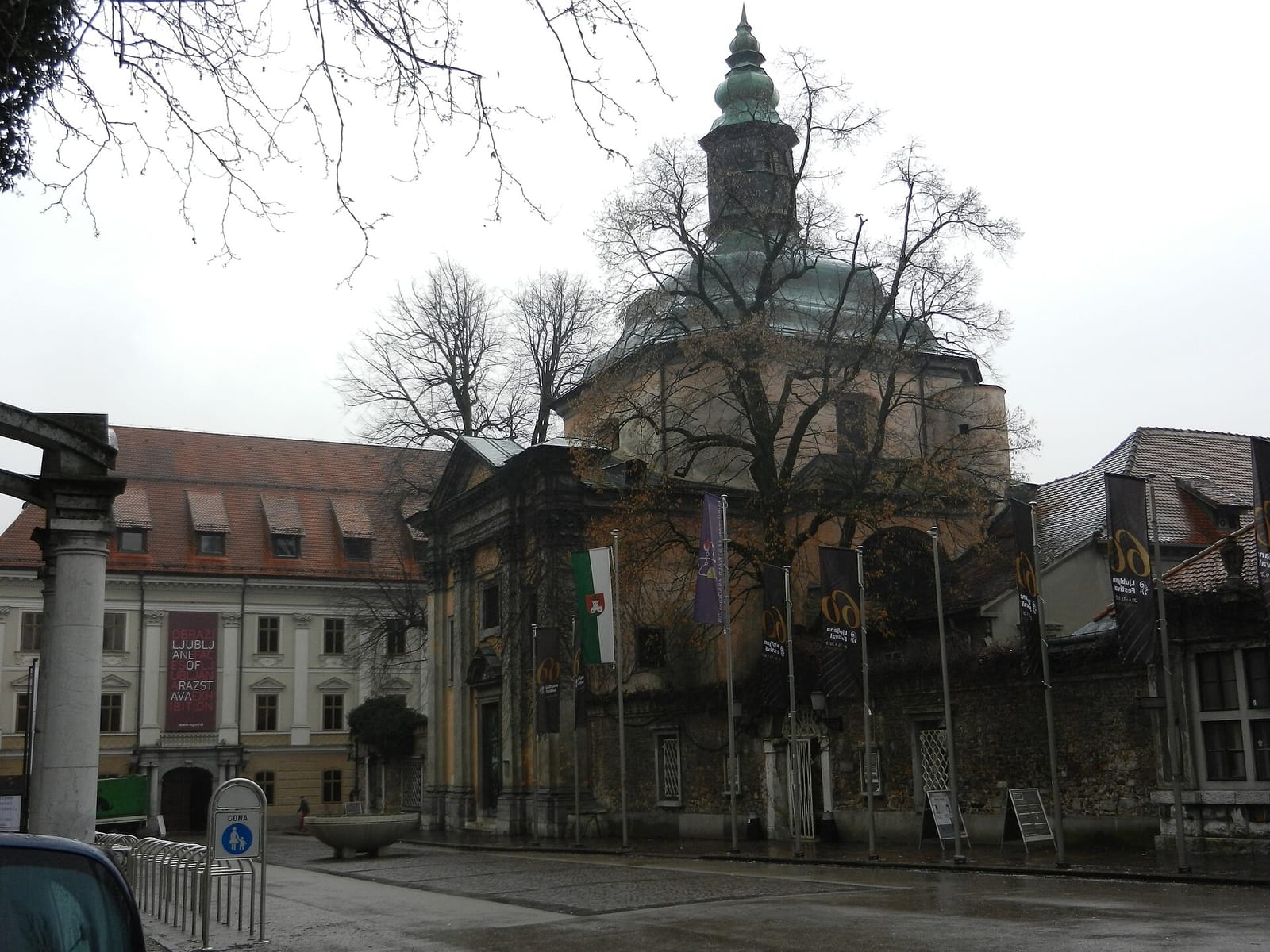 Комплекс Крижанке в Любляне с флагами и баннерами Ljubljana Festival
