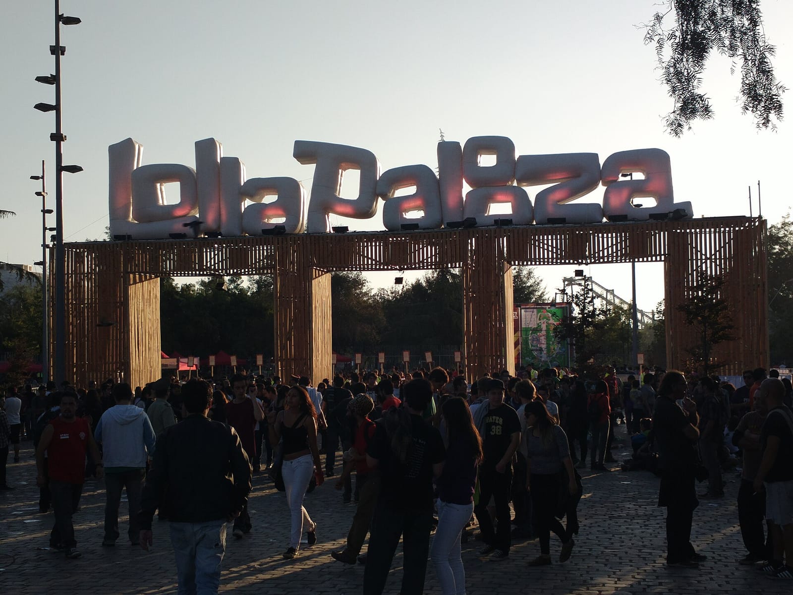 Входная арка Lollapalooza Chile 2013 с надувными буквами на закате
