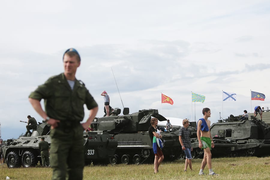 Армейская экспозиция на Нашествии-2014: бронетехника и зрители на поле