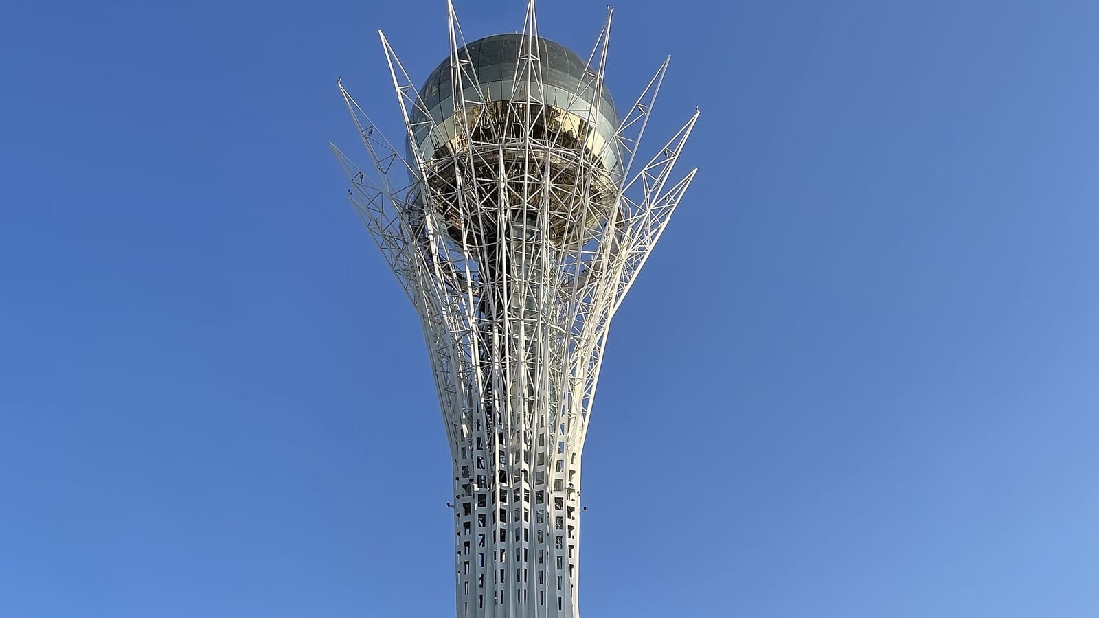 Золотая сфера башни Байтерек в Астане на фоне синего неба
