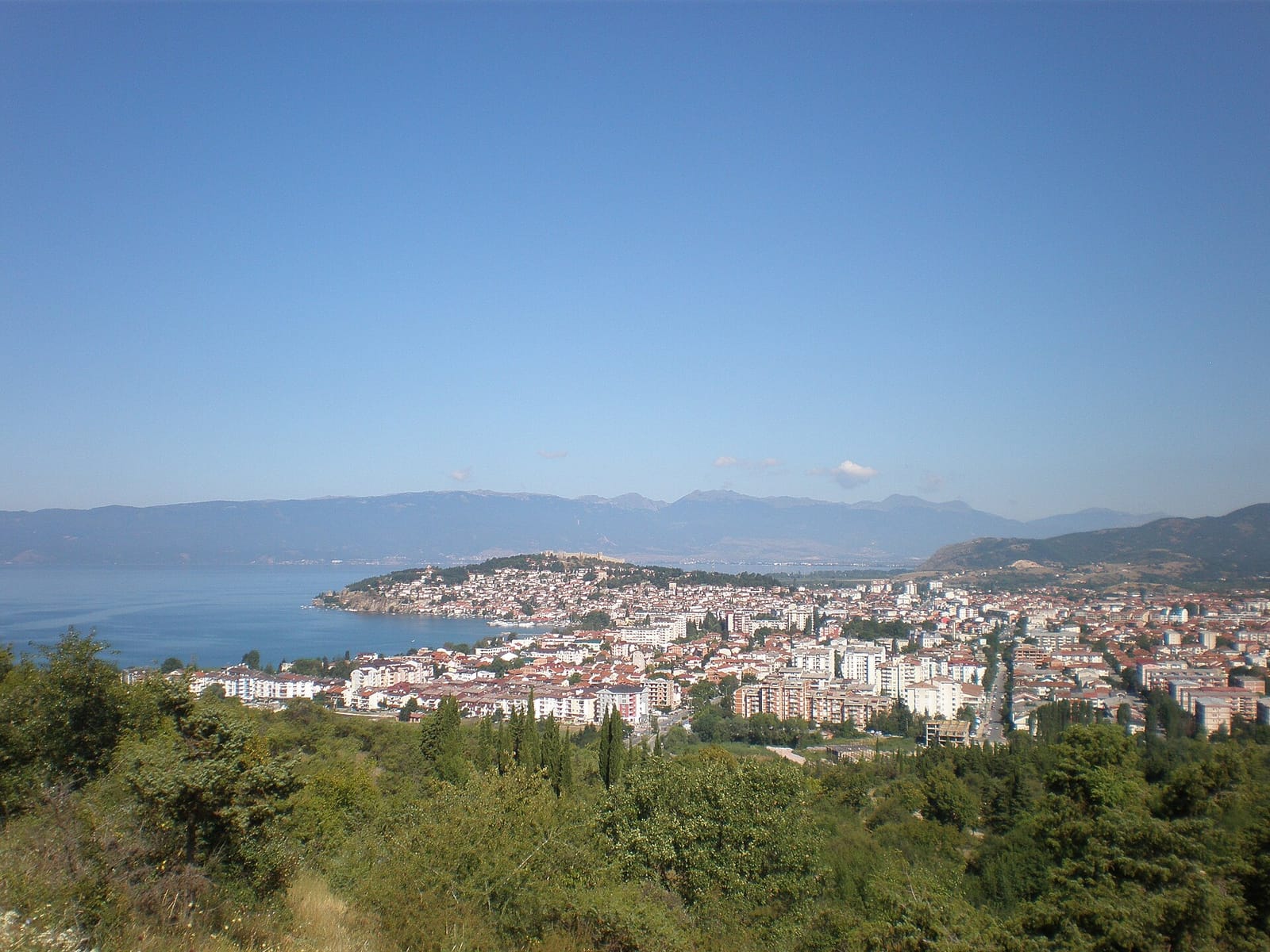 Панорама Охрида и Охридского озера с холма