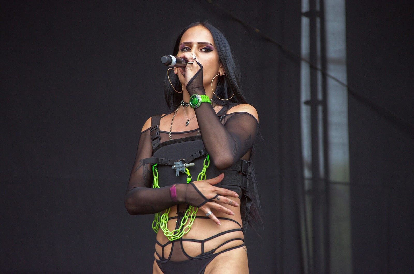 Sasha Sathya с микрофоном на сцене Primavera Sound Buenos Aires 2022