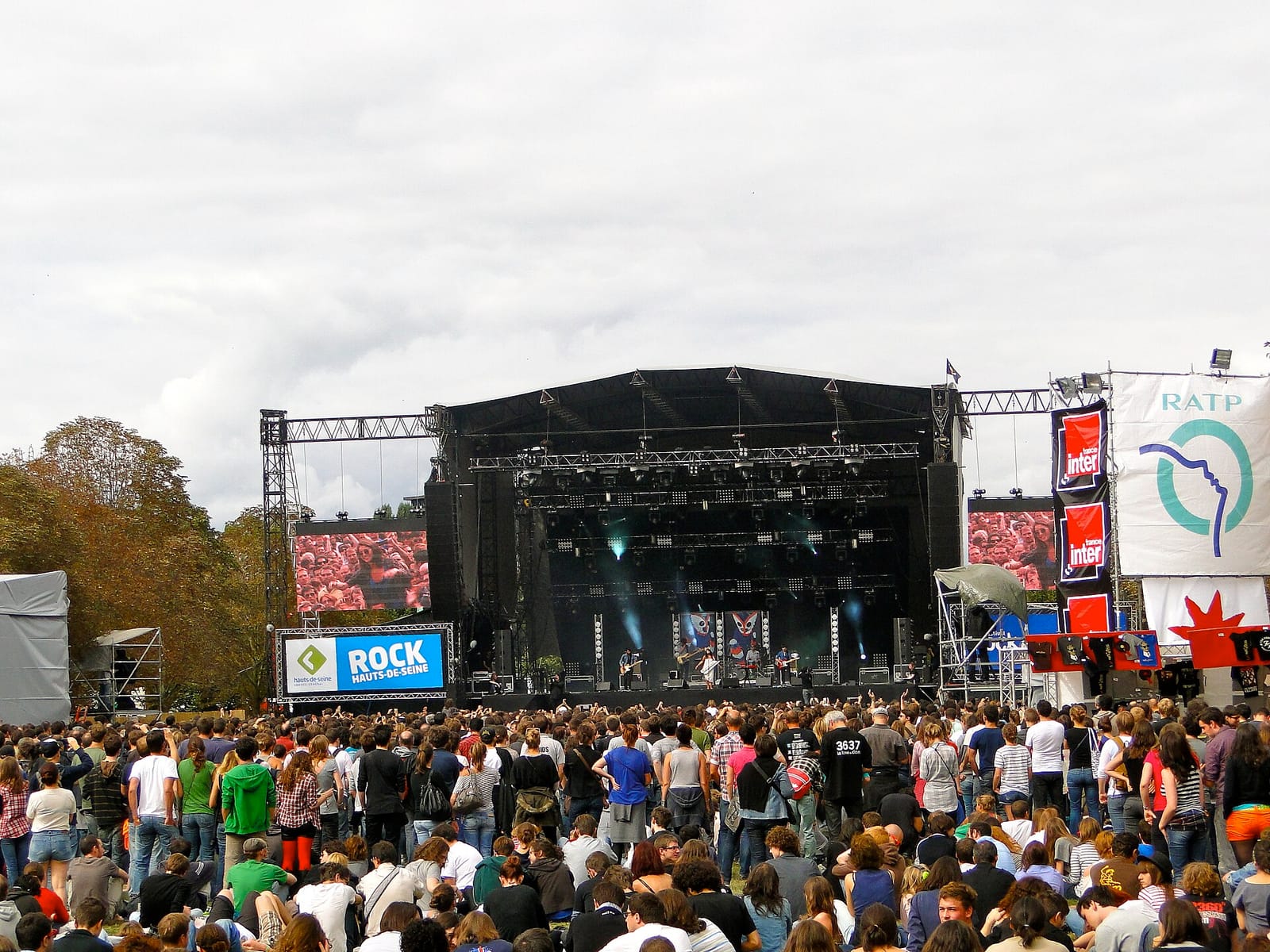 Сцена Каскад на Rock en Seine: толпа в парке Сен-Клу