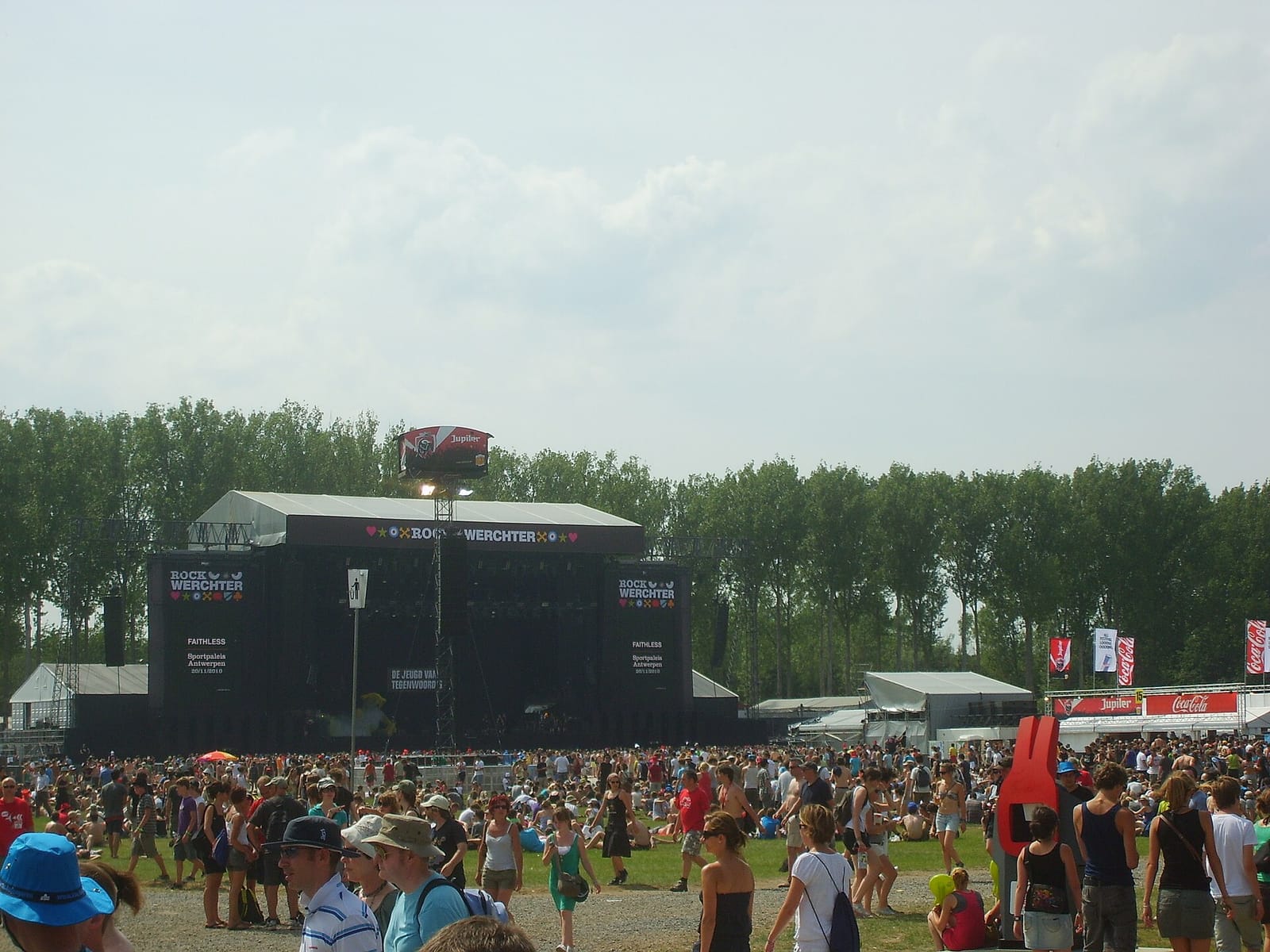 Главная сцена Rock Werchter на поле, зрители на траве среди тополей