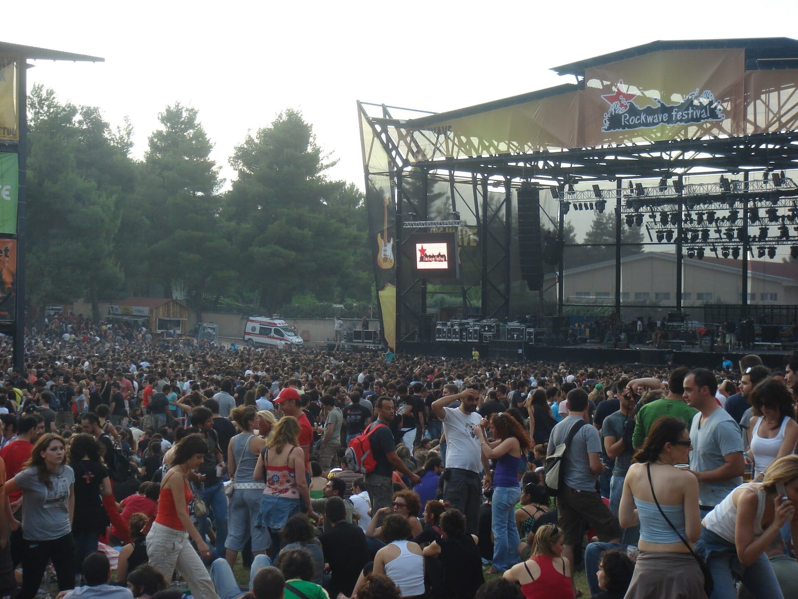 Толпа перед сценой Rockwave Festival в TerraVibe Park