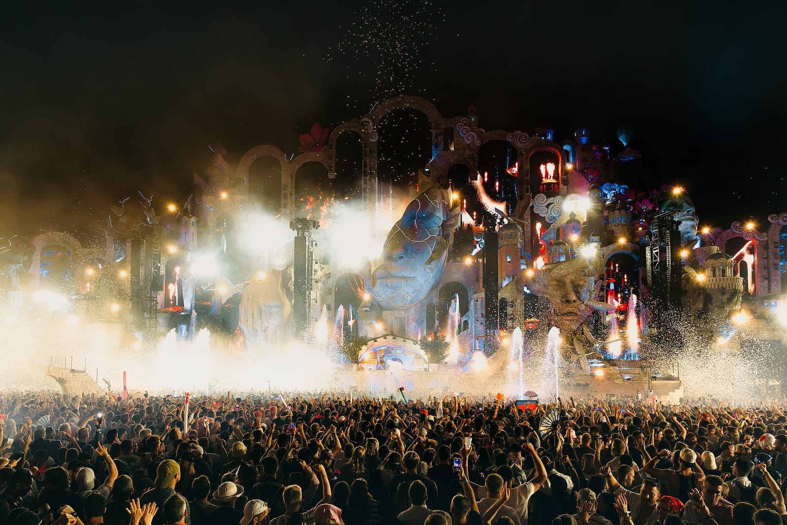 Ночное шоу главной сцены Tomorrowland 2026: фонтаны, дым и декорации-замок