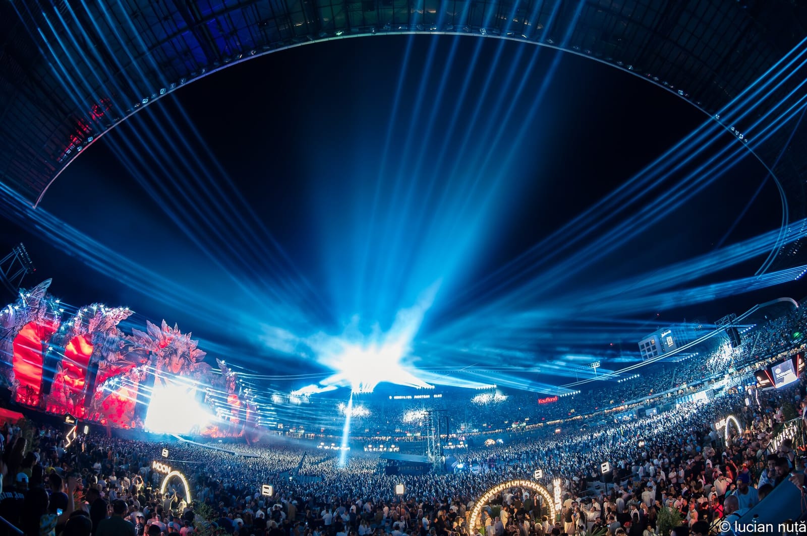 Чаша стадиона Cluj Arena в лазерах во время Untold