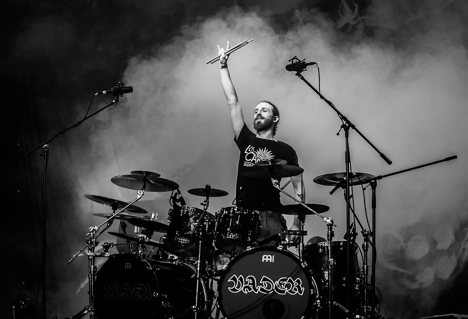 Барабанщик Vader с поднятыми палочками в дыму на сцене Wacken Open Air 2016, чёрно-белый кадр