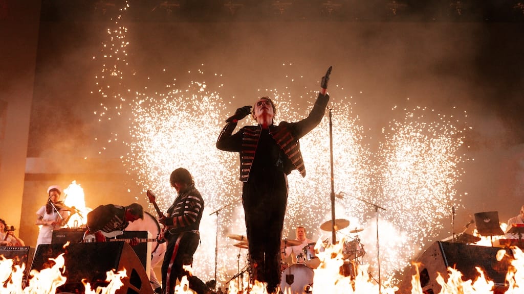 My Chemical Romance на сцене тура The Black Parade, пиротехника