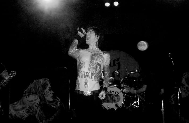 Автобус Buckcherry попал в массовое ДТП в Южной Каролине, музыканты не пострадали