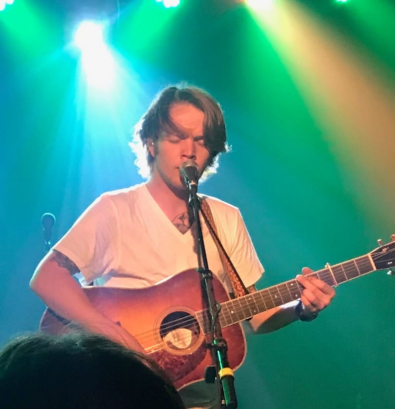 Billy Strings вышел на сцену в защитном шлеме после броска предмета из зала