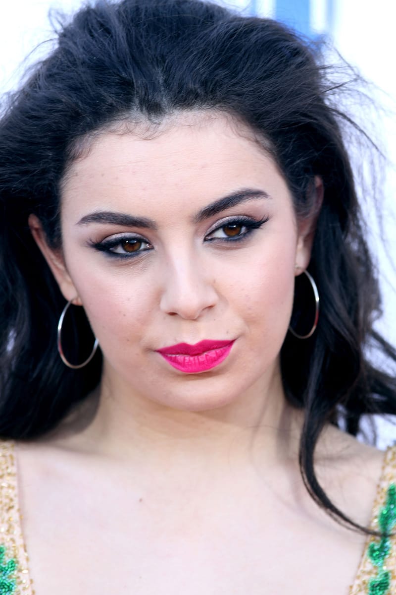Charli XCX исполнила «Take It Or Leave It» вместе с The Strokes на Outside Lands