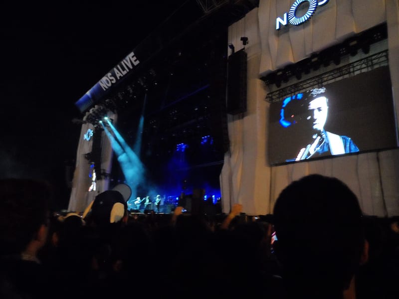 Джейсон Судейкис спел тему Ted Lasso на концерте Mumford and Sons в Нью-Йорке