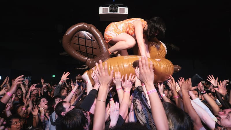 Otoboke Beaver извинились перед фанатом, попавшим в больницу после броска гитары
