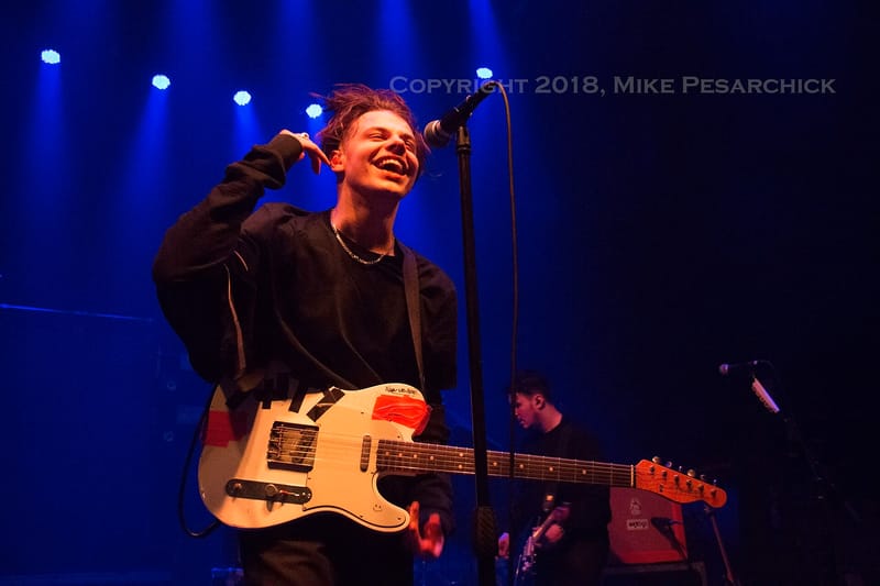 Yungblud сломал ногу в аварии на мотоцикле, но не отменяет концерты