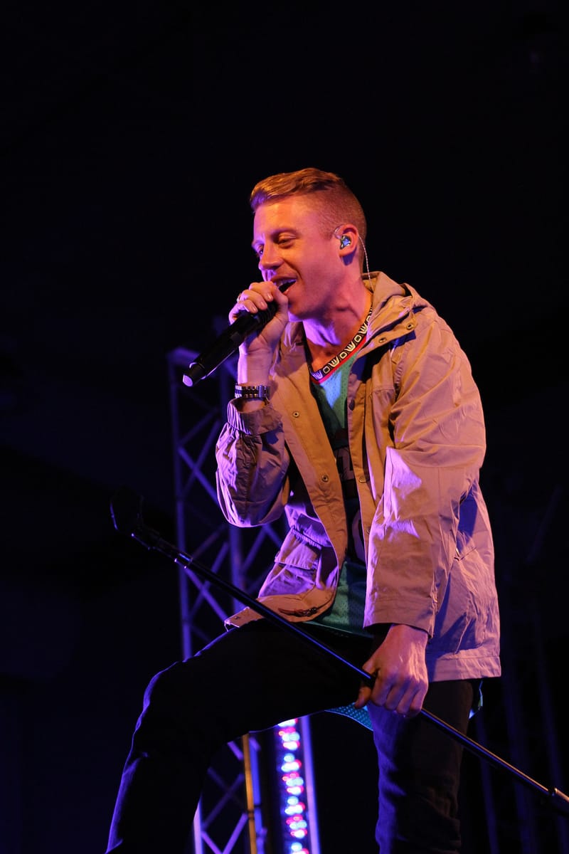 Окасио-Кортес обвинила Роберта Крафта в цензуре высказываний Macklemore