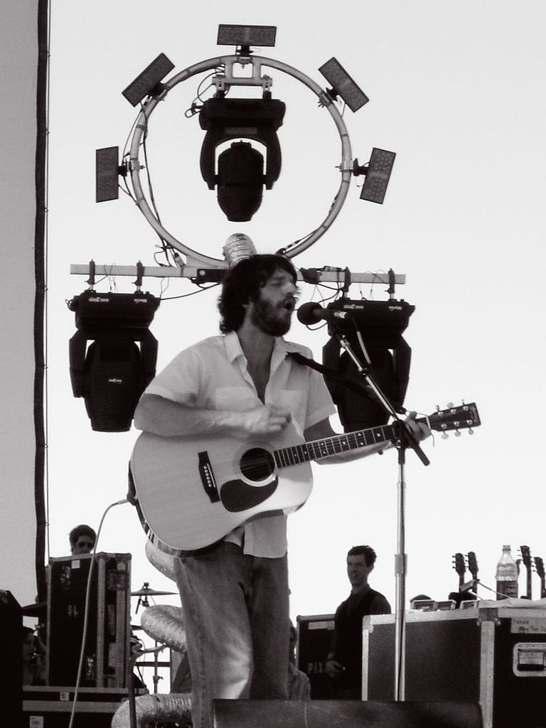 Ray LaMontagne потерял сознание на сцене в Нэшвилле, но уже чувствует себя хорошо