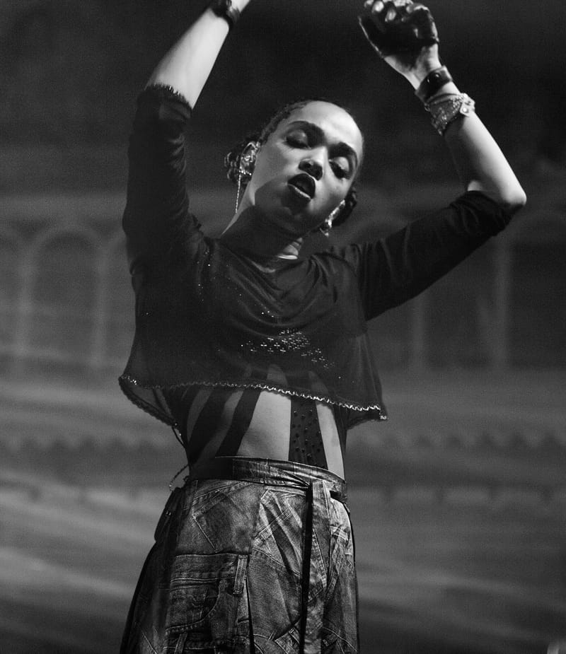 FKA twigs добилась расторжения соглашения о неразглашении с Шайей ЛаБафом