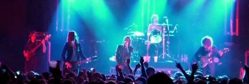 Сандерс и Окасио-Кортес представили The Strokes на домашнем концерте в Нью-Йорке